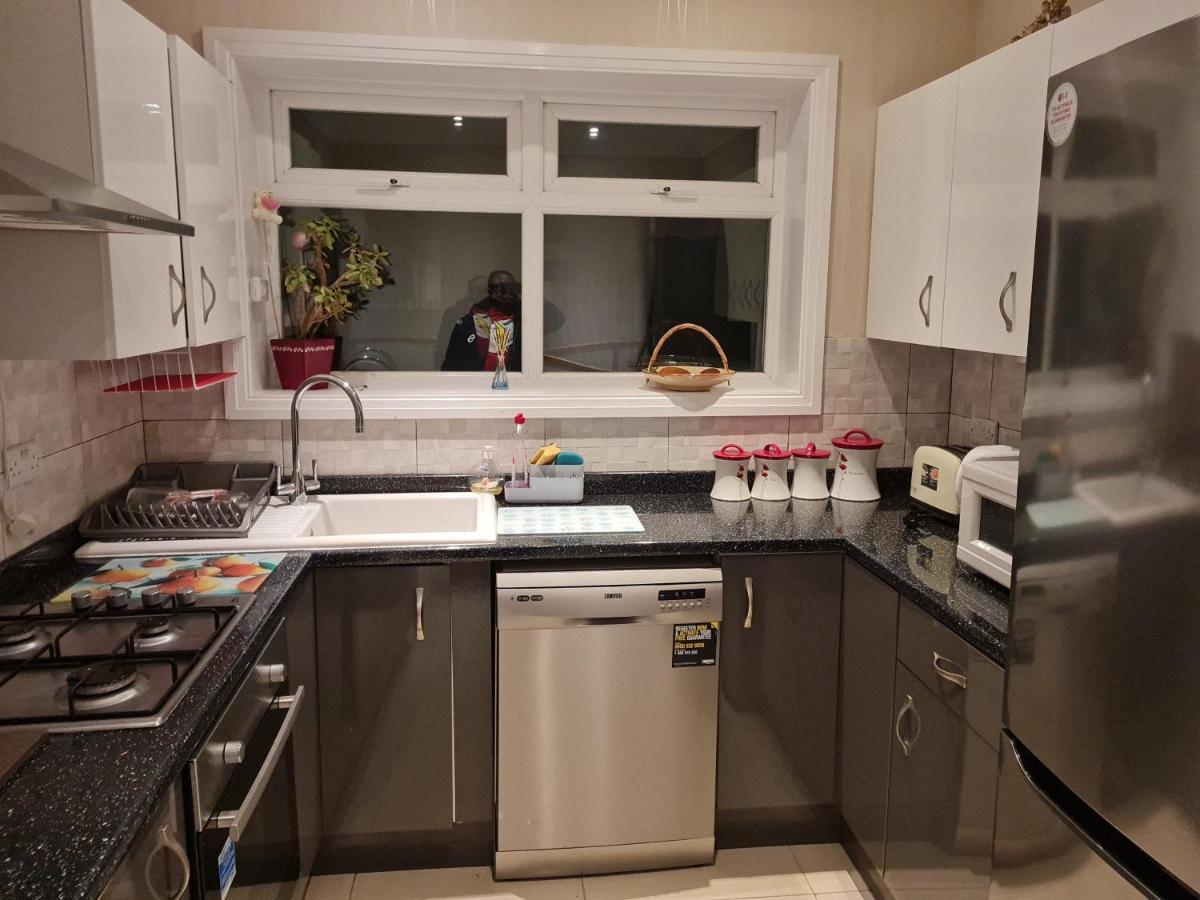 Cheerful 4-bedroom Close To The Sea Дом отдыха