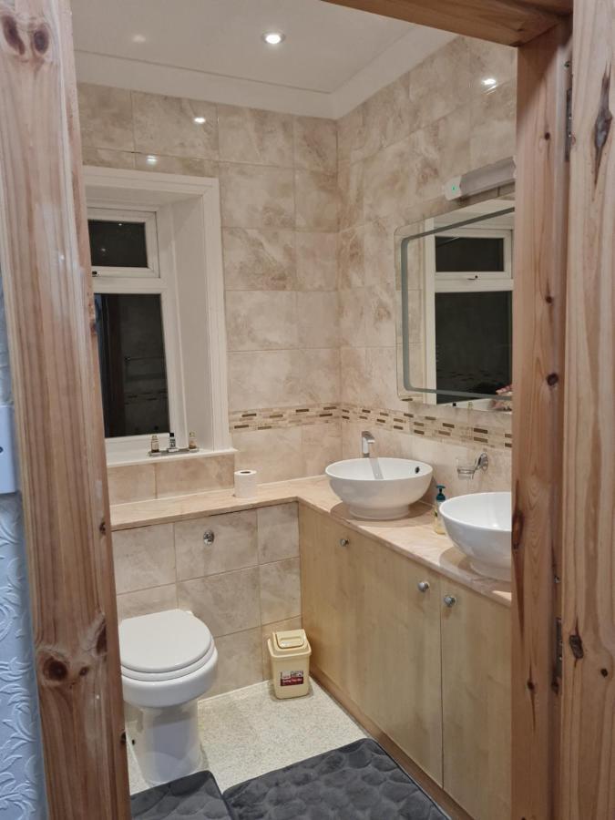 Cheerful 4-bedroom Close To The Sea Дом отдыха